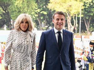 Video: Sosok Brigitte, Istri Presiden Prancis yang Viral Toyor Suaminya Video: Sosok Brigitte, Istri Presiden Prancis yang Viral Toyor Suaminya