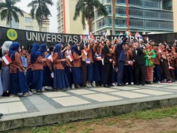 Video: Momen Presiden Prancis Macron Selfie Bareng Puluhan Pelajar di UNJ
