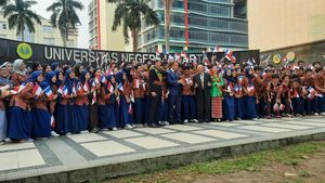 Potret Asiknya Presiden Macron Wefie Bareng Mahasiswa di UNJ