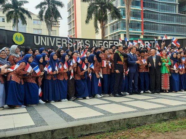 Potret Asiknya Presiden Macron Wefie Bareng Mahasiswa di UNJ