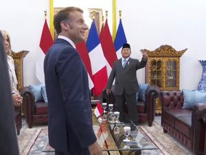 Macron Tanya Lukisan Sukarno di Istana, Prabowo: My First President