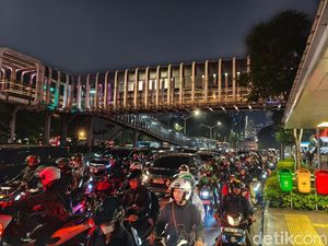 Jalan Sudirman Jaksel Masih Macet Parah Sejak Sore, Begini Kondisinya