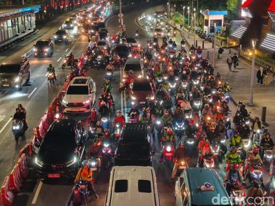 Merah! Jalan Sudirman Jaksel Macet Parah