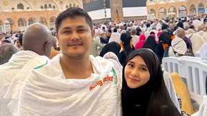 Ryana Dea Menghadap Kabah, Masih Gak Sangka Suami Beri Kejutan Naik Haji