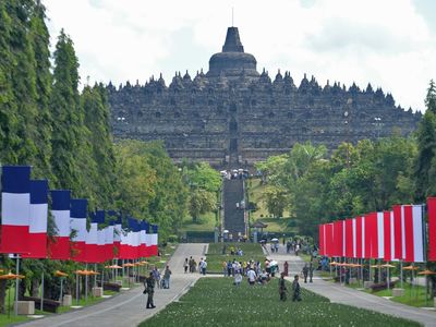 Siap Sambut Macron, Borobudur Dihiasi Bendera RI dan Prancis
