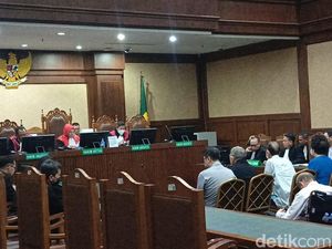 7 Terdakwa Kasus Cuci dan Lebur Emas Divonis 6 hingga 9 Tahun Penjara 7 Terdakwa Kasus Cuci dan Lebur Emas Divonis 6 hingga 9 Tahun Penjara