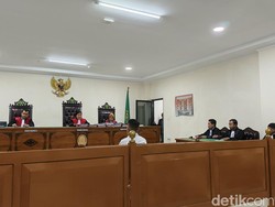 Annar Sampetoding Minta Dakwaan Kasus Uang Palsu Ditolak gegara Cacat Formil