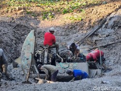 Begini Cara Evakuasi Ekskavator yang Terjebak 10 Tahun di Danau Mangunan