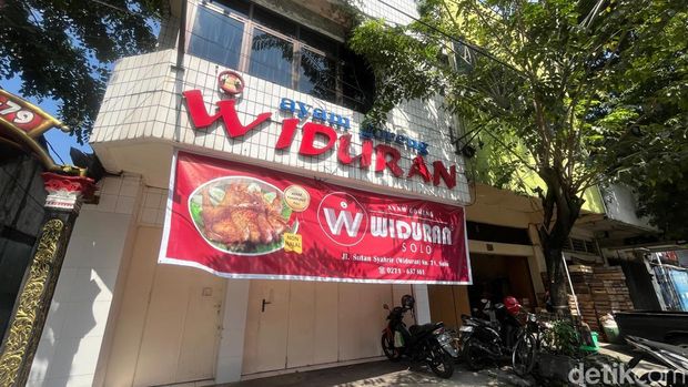 Suasana terkini rumah makan Ayam Goreng Widuran yang ditutup gegara polemik santapan nonhalal, Rabu (28/5/2025).