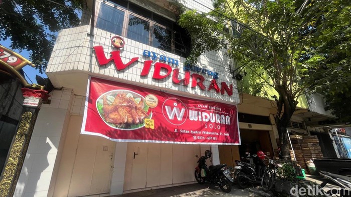 Suasana terkini rumah makan Ayam Goreng Widuran yang ditutup gegara polemik santapan nonhalal, Rabu (28/5/2025). Suasana terkini rumah makan Ayam Goreng Widuran yang ditutup gegara polemik santapan nonhalal, Rabu (28/5/2025).