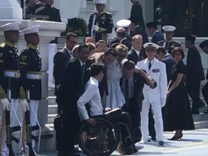 Delegasi Prancis Tiba-tiba Jatuh Saat Sambutan Kenegaraan Macron di Istana