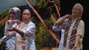 Lansia Jakarta Tampil Enerjik Lewat Tari Keroncong di TIM