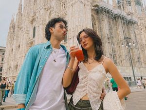 Seru! Vidi Aldiano Kulineran Bareng Sheila Dara di Luar Negeri