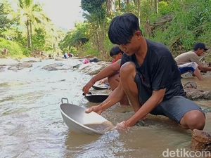 Viral Warga Berburu Emas di Sungai Keboireng Tulungagung