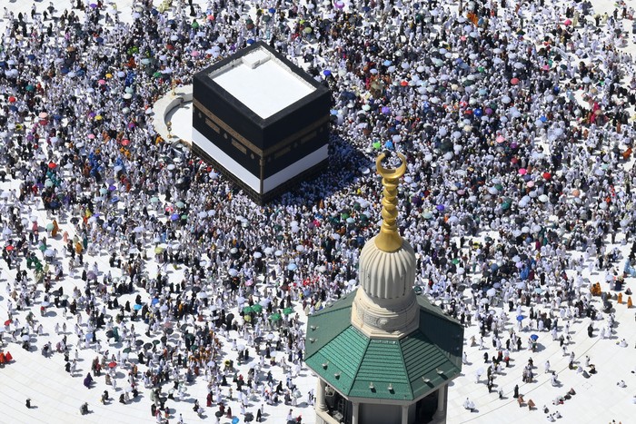 Wukuf di Arafah akan dilaksanakan 6 Juni 2025 Jamaah kandidat haji dari aneka macam negara melakukan Tawaf di Masjidil Haram, Makkah, Arab Saudi, Selasa (27/5/2025). Pemerintah Arab Saudi menentukan Idul Adha jatuh pada Jumat (6/6), sementara Hari Arafah (Wukuf di Arafah) selaku rangkaian puncak animo haji akan dilaksanakan pada 5 Juni 2025. ANTARA FOTO/Andika Wahyu