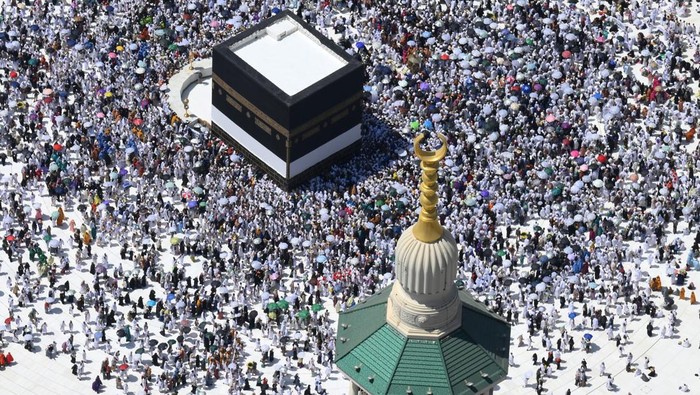 Wukuf di Arafah akan ditangani 6 Juni 2025 Jamaah kandidat haji dari aneka macam negara menjalankan Tawaf di Masjidil Haram, Makkah, Arab Saudi, Selasa (27/5/2025). Pemerintah Arab Saudi pastikan Idul Adha jatuh pada Jumat (6/6), sementara Hari Arafah (Wukuf di Arafah) selaku rangkaian puncak animo haji akan ditangani pada 5 Juni 2025. ANTARA FOTO/Andika Wahyu