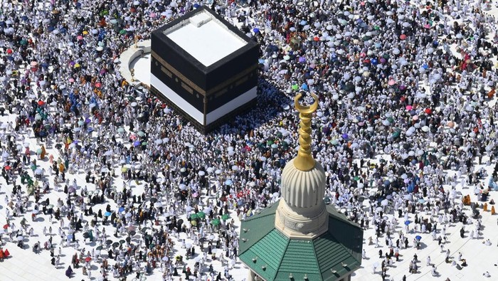 Jamaah kandidat haji dari banyak sekali negara menjalankan Tawaf di Masjidil Haram, Makkah, Arab Saudi, Selasa (27/5/2025). Pemerintah Arab Saudi menetapkan Idul Adha jatuh pada Jumat (6/6), sementara Hari Arafah (Wukuf di Arafah) selaku  rangkaian puncak animo haji akan dilaksanakan pada 5 Juni 2025. ANTARA FOTO/Andika Wahyu