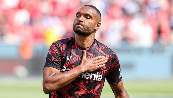 LEVERKUSEN, GERMANY - MAY 11: Jonathan Tah of Bayer Leverkusen Farewell  before the Bundesliga match between Bayer 04 Leverkusen and Borussia Dortmund at BayArena on May 11, 2025 in Leverkusen, Germany. (Photo by Jan Fromme - firo sportphoto/Getty Images)