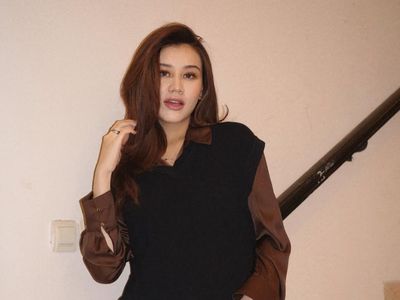 5 Gaya Aaliyah Massaid Pakai Rok Pendek, Bumil Rasa Gadis