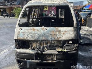 Feeder BST Hangus Terbakar di Simpang Empat Brayat Solo Feeder BST Hangus Terbakar di Simpang Empat Brayat Solo