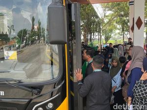 Penumpang Trans Jatim Mojokerto-Sidoarjo Membludak, Rela Tunggu 2 Jam Penumpang Trans Jatim Mojokerto-Sidoarjo Membludak, Rela Tunggu 2 Jam