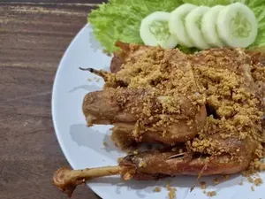 Ayam Goreng Widuran Jadi Menu Pengajian dan Potret Tzuyang Ratu Mukbang Ayam Goreng Widuran Jadi Menu Pengajian dan Potret Tzuyang Ratu Mukbang