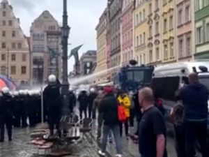 Video: Suporter Chelsea & Suporter Real Betis Bentrok, Polisi Gunakan Water Cannon