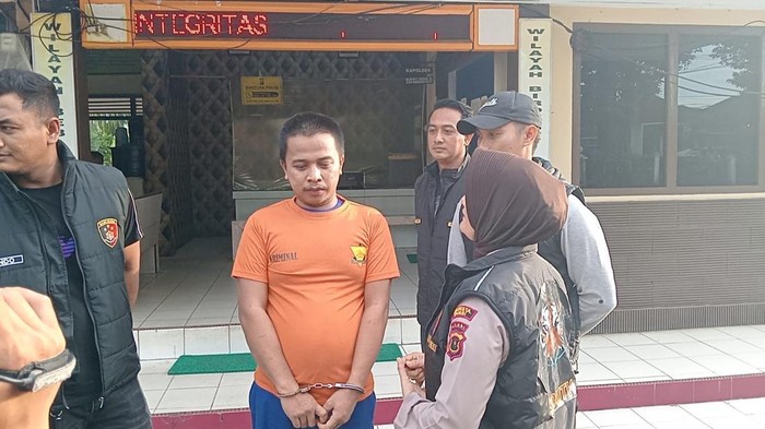 Cecep warga Kota Jambi diamankan polisi usai menggelapkan kendaraan beroda empat milik orang bau tanah angkatnya untuk bermain judi online Cecep warga Kota Jambi diamankan polisi usai menggelapkan kendaraan beroda empat milik orang bau tanah angkatnya untuk bermain judi online