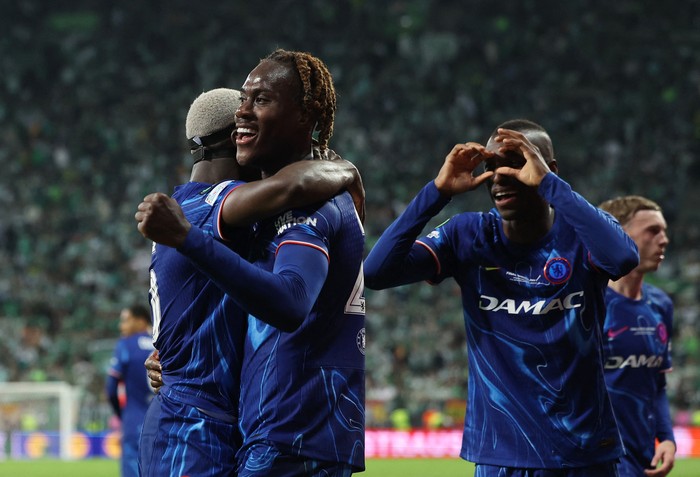 Chelsea Soccer Football - Conference League - Final - Real Betis v Chelsea - Wroclaw Stadium, Wroclaw, Poland - May 28, 2025 Chelsea's Moises Caicedo celebrates scoring their fourth goal with Chelsea's Trevoh Chalobah and Chelsea's Nicolas Jackson REUTERS/Kacper Pempel