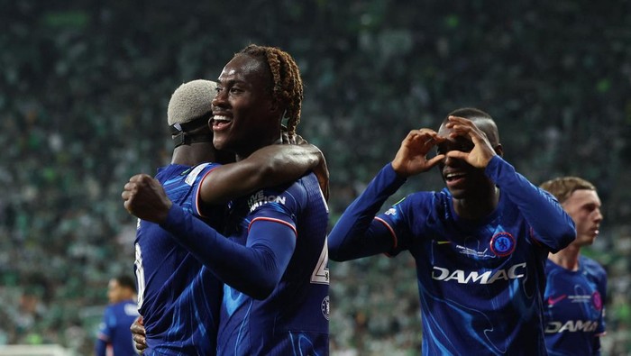 Chelsea Soccer Football - Conference League - Final - Real Betis v Chelsea - Wroclaw Stadium, Wroclaw, Poland - May 28, 2025 Chelseas Moises Caicedo celebrates scoring their fourth goal with Chelseas Trevoh Chalobah and Chelseas Nicolas Jackson REUTERS/Kacper Pempel