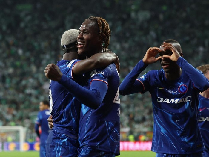 Soccer Football - Conference League - Final - Real Betis v Chelsea - Wroclaw Stadium, Wroclaw, Poland - May 28, 2025 Chelsea's Moises Caicedo celebrates scoring their fourth goal with Chelsea's Trevoh Chalobah and Chelsea's Nicolas Jackson REUTERS/Kacper Pempel
