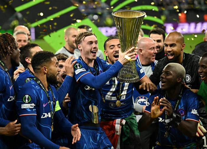 Soccer Football - Conference League - Final - Real Betis v Chelsea - Wroclaw Stadium, Wroclaw, Poland - May 28, 2025  Chelseas Cole Palmer lifts the trophy as he celebrates with teammates after winning the Conference League REUTERS/Dylan Martinez     TPX IMAGES OF THE DAY
