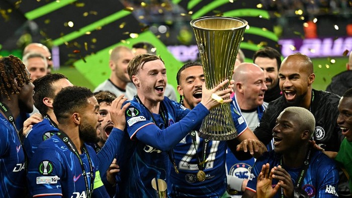 Soccer Football - Conference League - Final - Real Betis v Chelsea - Wroclaw Stadium, Wroclaw, Poland - May 28, 2025  Chelseas Cole Palmer lifts the trophy as he celebrates with teammates after winning the Conference League REUTERS/Dylan Martinez     TPX IMAGES OF THE DAY