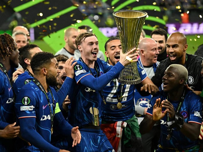Soccer Football - Conference League - Final - Real Betis v Chelsea - Wroclaw Stadium, Wroclaw, Poland - May 28, 2025  Chelsea's Cole Palmer lifts the trophy as he celebrates with teammates after winning the Conference League REUTERS/Dylan Martinez     TPX IMAGES OF THE DAY