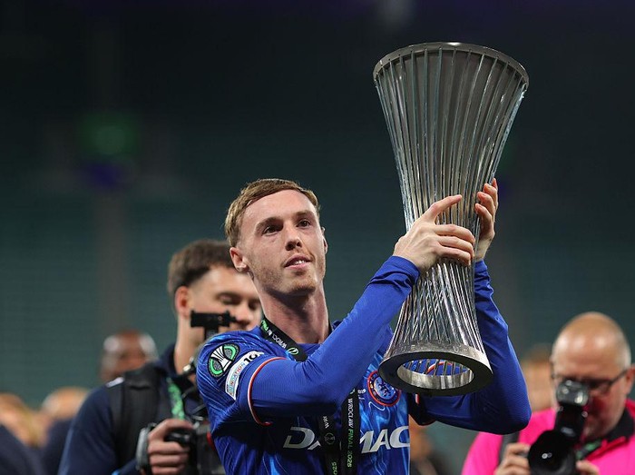 WROCLAW, POLAND - MAY 28:  Cole Palmer of Chelsea lifts the UEFA Conference League Trophy after victory in the UEFA Conference League Final 2025 between Real Betis Balompie and Chelsea FC at Stadion Wroclaw on May 28, 2025 in Wroclaw, Poland. (Photo by James Gill - Danehouse/Getty Images)