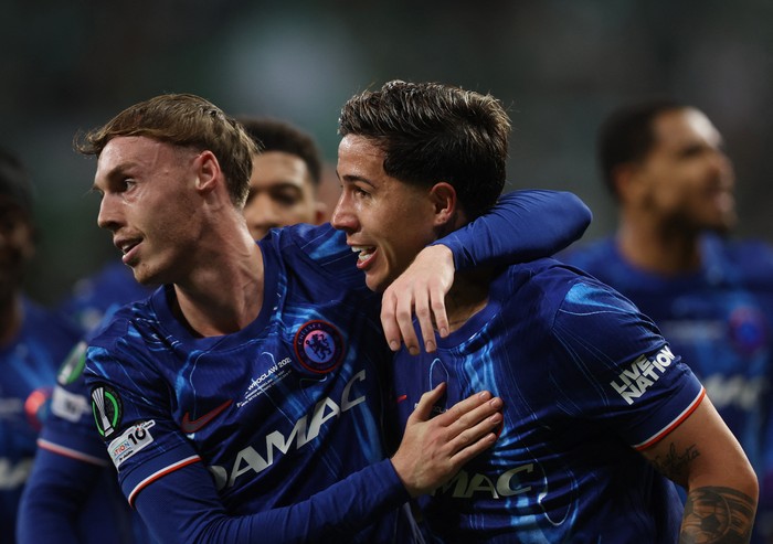 Soccer Football - Conference League - Final - Real Betis v Chelsea - Wroclaw Stadium, Wroclaw, Poland - May 28, 2025 Chelseas Enzo Fernandez celebrates scoring their first goal with Chelseas Cole Palmer REUTERS/Kacper Pempel