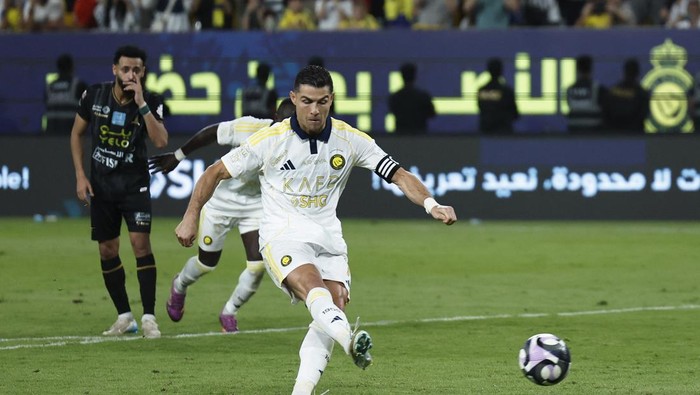 Cristiano Ronaldo Soccer Football - Saudi Pro League - Al Nassr v Al Khaleej - Al-Awwal Park, Riyadh, Saudi Arabia - May 21, 2025 Al Nassrs Cristiano Ronaldo scores their second goal from the penalty spot REUTERS/Hamad I Mohammed