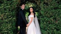 7 Potret Cantik Demi Lovato Jadi Pengantin, Gaun Simple Tapi Mewah