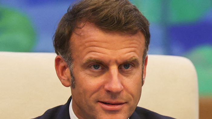 Video Reaksi Santai Macron saat Insiden Mic di UNJ