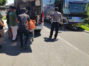 Motor Oleng Tabrak Bus Wisata di Jalan Parangtritis Bantul, 1 Orang Tewas Motor Oleng Tabrak Bus Wisata di Jalan Parangtritis Bantul, 1 Orang Tewas