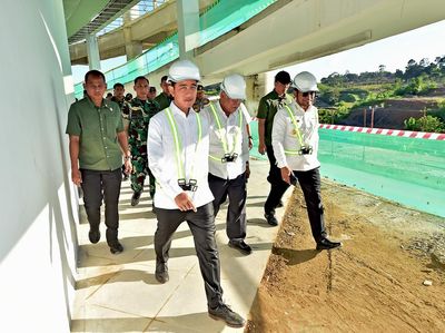 Gaya Gibran Blusukan Cek Proyek Istana Wapres-Tol IKN