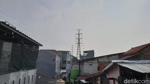 Hujan turun di saat  langit cerah di Tanjung Priok, Jakarta Utara
