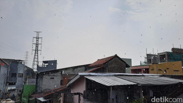 Hujan turun di saat  langit cerah di Tanjung Priok, Jakarta Utara