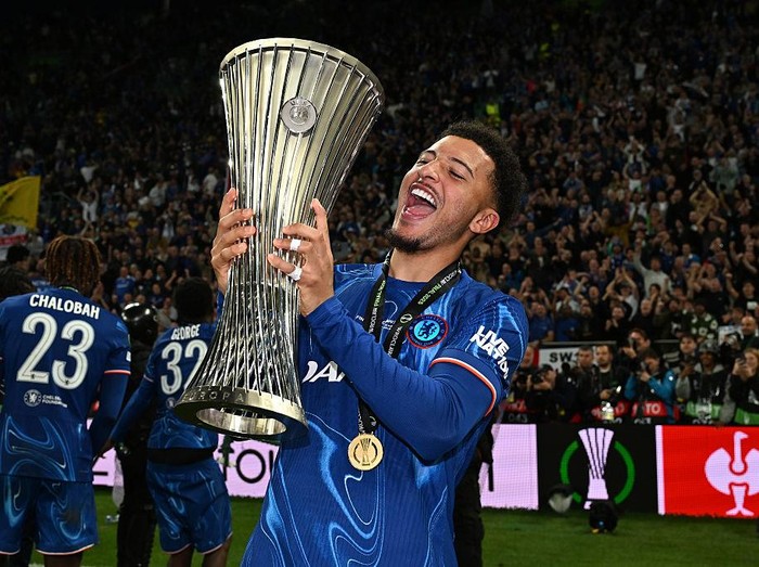 WROCLAW, POLAND - MAY 28: Jadon Sancho of Chelsea celebrates with the UEFA Conference League trophy after his team's victory in the UEFA Conference League Final 2025 between Real Betis Balompie and Chelsea FC at Stadion Wroclaw on May 28, 2025 in Wroclaw, Poland. (Photo by Darren Walsh/Chelsea FC via Getty Images)