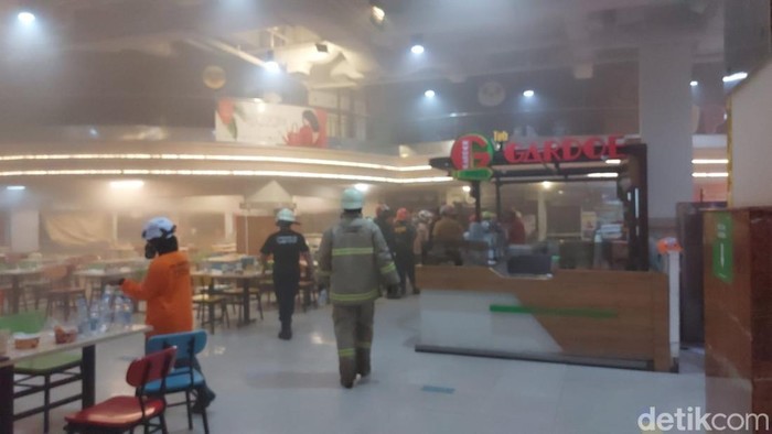 Kebakaran di Foodcourt Solo Grand Mall, Kota Solo, Kamis (29/5/2025) malam. Kebakaran di Foodcourt Solo Grand Mall, Kota Solo, Kamis (29/5/2025) malam.