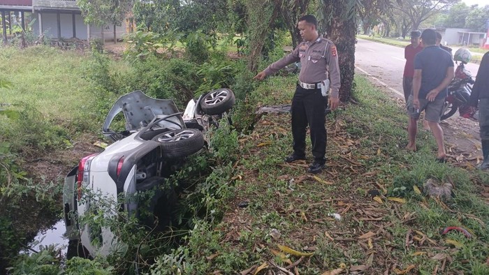 Kecelakaan tunggal kendaraan beroda empat Toyota Rush didapatkan di parit Jalan Poros Pangkep-Barru dalam keadaan ringsek. Kecelakaan tunggal kendaraan beroda empat Toyota Rush didapatkan di parit Jalan Poros Pangkep-Barru dalam keadaan ringsek.