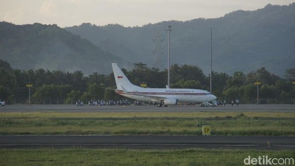 Ramai-ramai Pantau Presiden Macron dari Gardu Pandang Bandara YIA