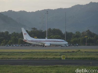 Ramai-ramai Pantau Presiden Macron dari Gardu Pandang Bandara YIA