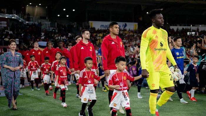 Manchester United, ASEAN All Stars KUALA LUMPUR, MALAYSIA - MAY 28:Andre Onana, Casemiro, Diogo Dalot of Manchester United walks out ahead of the match between Manchester United and ASEAN All Stars at Bukit Jalil National Stadium on May 28, 2025 in Kuala Lumpur, Malaysia. (Photo by Ash Donelon/Manchester United via Getty Images)