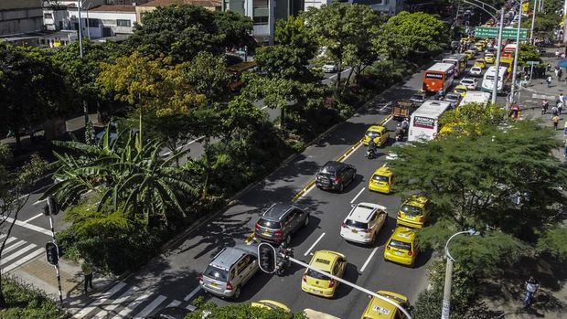 Aerial view of the Oriental Avenue in downtown Medellin, Colombia, on June 17, 2021. The city of Medellin has been awarded and recognized for its urban planning of green corridors and is known for its eco-friendly habitat. (Photo by JOAQUIN SARMIENTO / AFP)